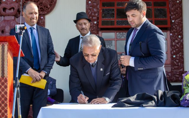 TŪWHARETOA, WAIKATO-TAINUI & RAUKAWA SIGN KAWENATA WITH CROWN